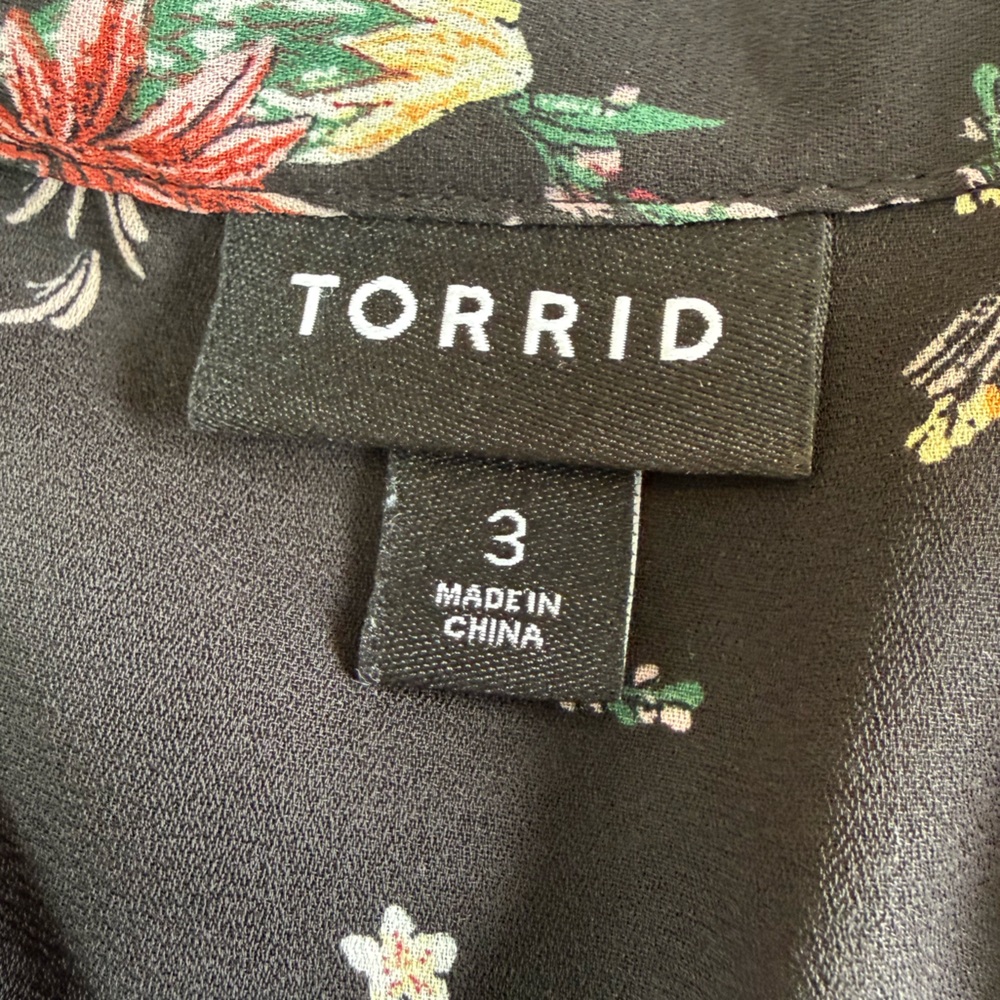Torrid Floral & Butterfly Button-Front Blouse – Plus Size 3 - Picture 5 of 9